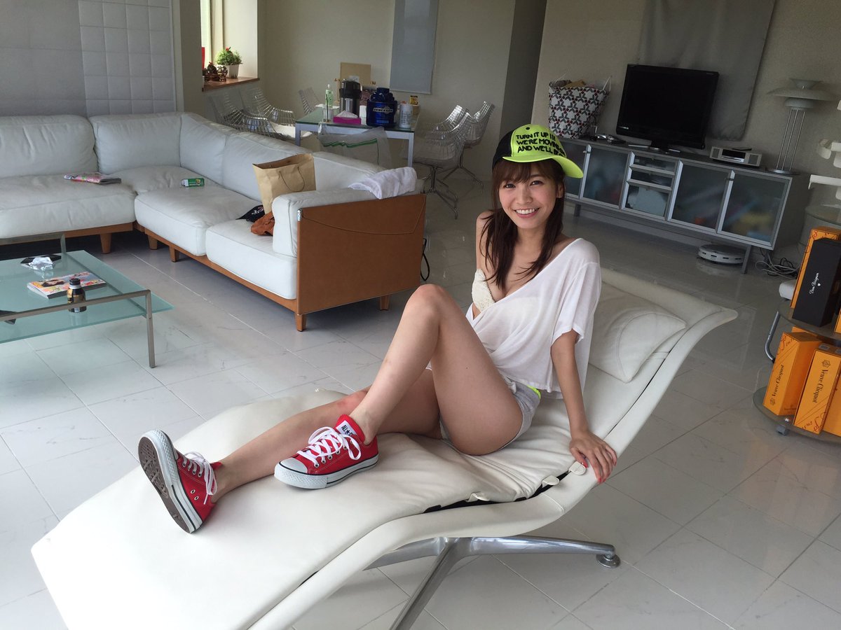 ほのかの綺麗な美脚がセクシー