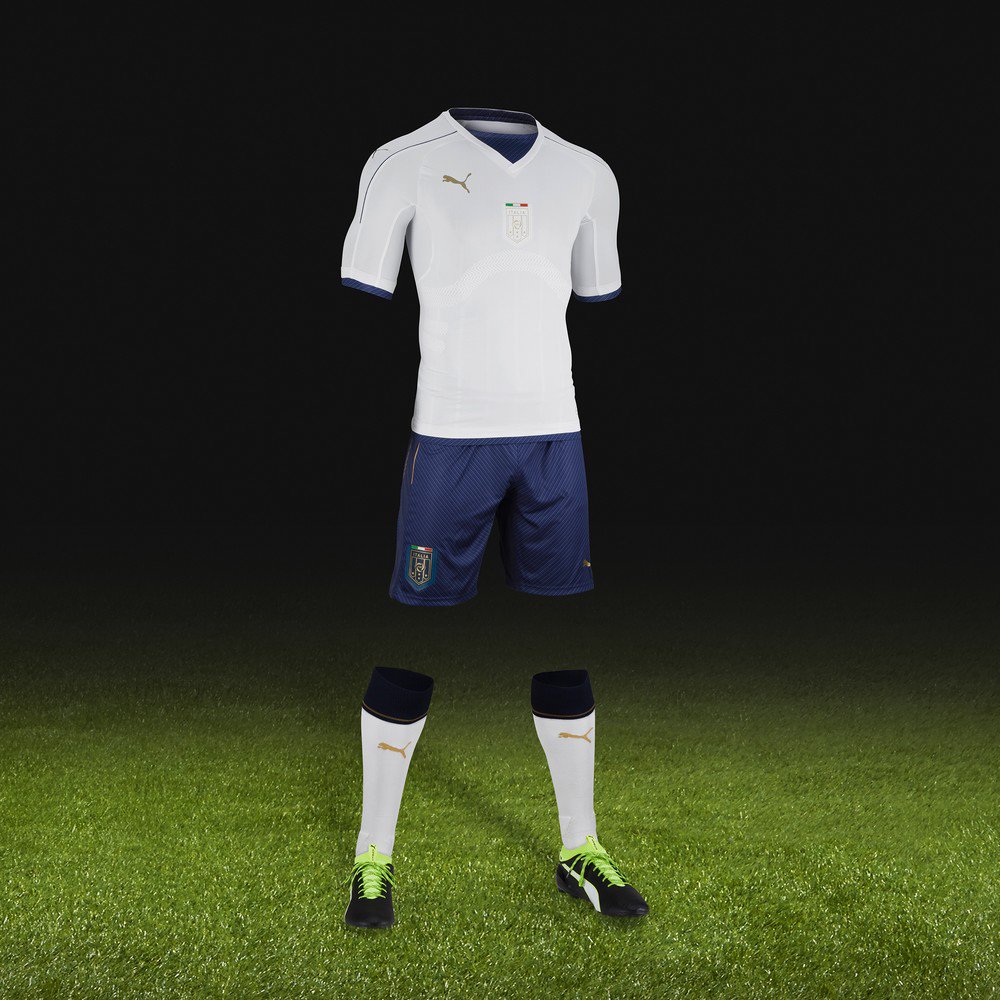 sportsmarketing's tweet photo. .@pumafootball dévoile le nouveau maillot de l'Italie avec du street art 3D : https://t.co/F07CaITepC #ITAFRA https://t.co/plJUdqogS4