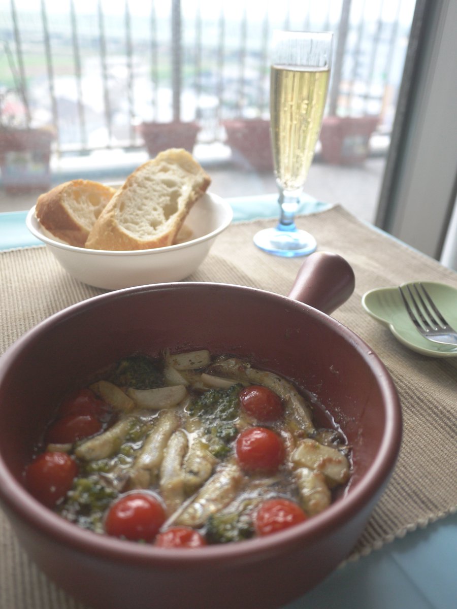 霞ケ浦北浦水産事務所 ワカサギ のアヒージョがおススメです パーティーメニューにも 鍋ひとつで簡単スペイン料理 鍋 にオリーブオイルとニンニク 鷹の爪を入れ熱し ワカサギ と野菜を煮て 塩コショウ入れて完成 と アヒージョ