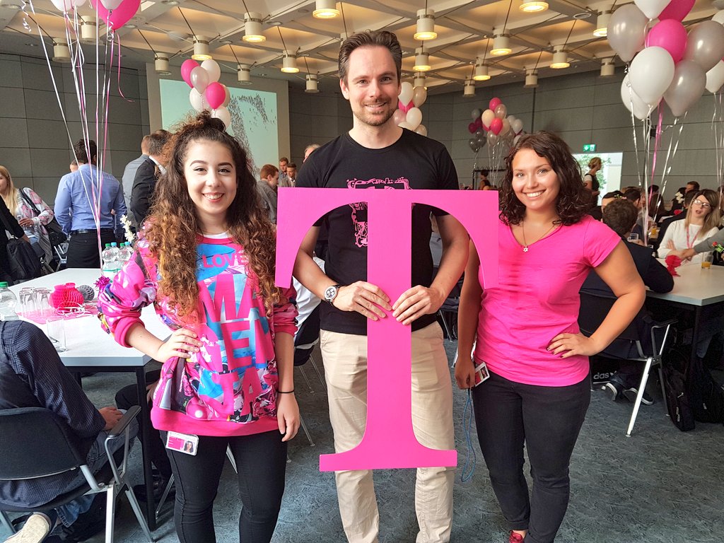 AndersArbeiten's tweet photo. .@SMBTEAM verbreitet Magenta #werkstolz beim Azubi #welcomeday! Weil jeder motivierte Kollege zählt 💖 #telekomwall https://t.co/f5yh8gtRLN