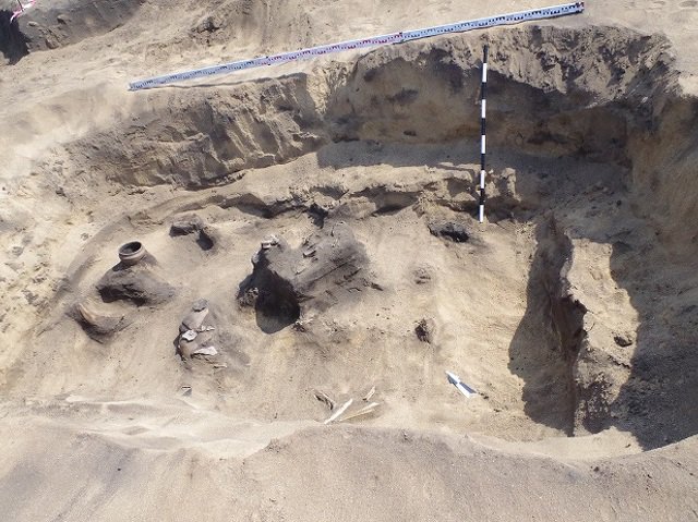 на южном урале найден. клады казани ненайденные. аркаим поселение синташта. могильная плита. археологические останки аркаим.