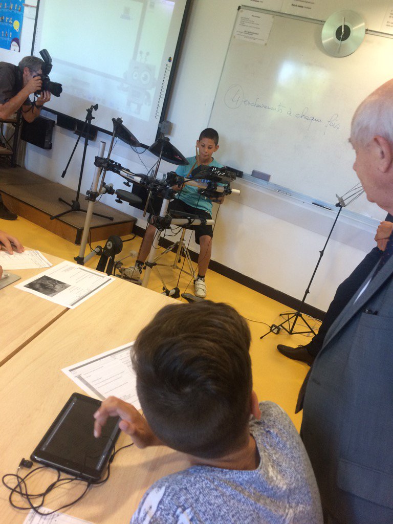 vonews95's tweet image. Cours de musique sur tablette et batterie  à Goussainville #Rentrée des collèges @valdoise
