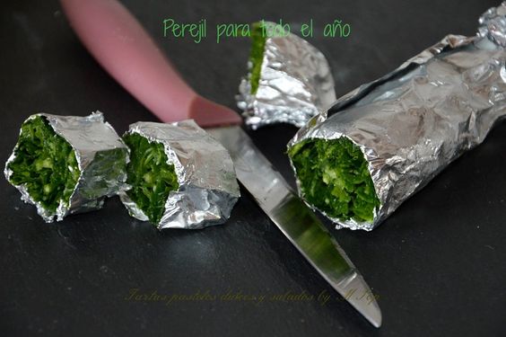 TRUCO para tener perejil en casa, ¡congélalos en un rollo con papel plata y corta trocitos cuando lo necesites!
