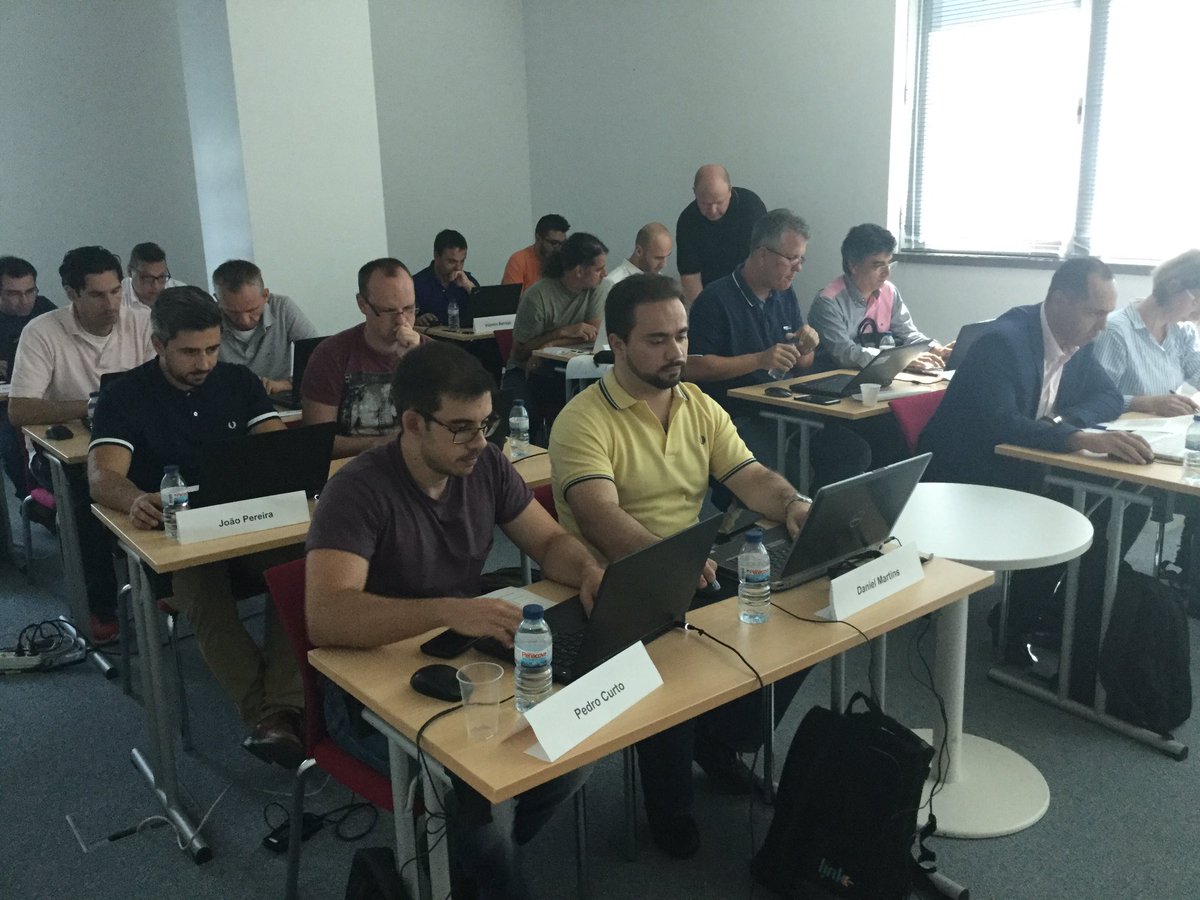 soacommunity's tweet image. Full room of Microservice &amp;amp; WebLogic experts at #PaaSSummerCamp #WeblogicCommunity @OracleWebLogic @OraclePaaS