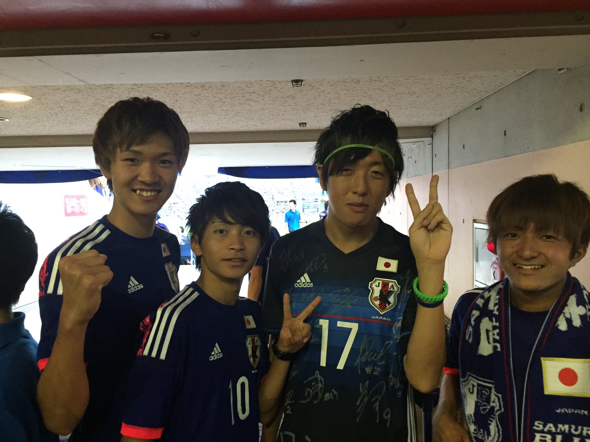 تويتر たむりょー على تويتر とーるとはやてと 初の代表戦 Uae戦キックオフ In埼スタ W杯最終予選開幕 ロシア 行くぞ バモ日本 全力さんと写真撮ったwww T Co Qhzk4ndq2r