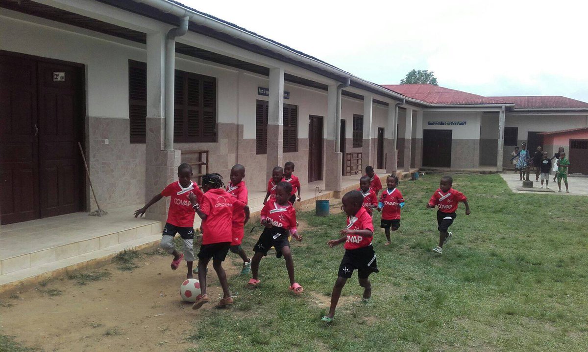 Covap's tweet photo. Colaboramos con la #EscuelaFutbolBase y la #OngdSiempreAdelante en Guinea. #RSCCOVAP https://t.co/V1RsvDqKt6 https://t.co/AApJjvkNQ7