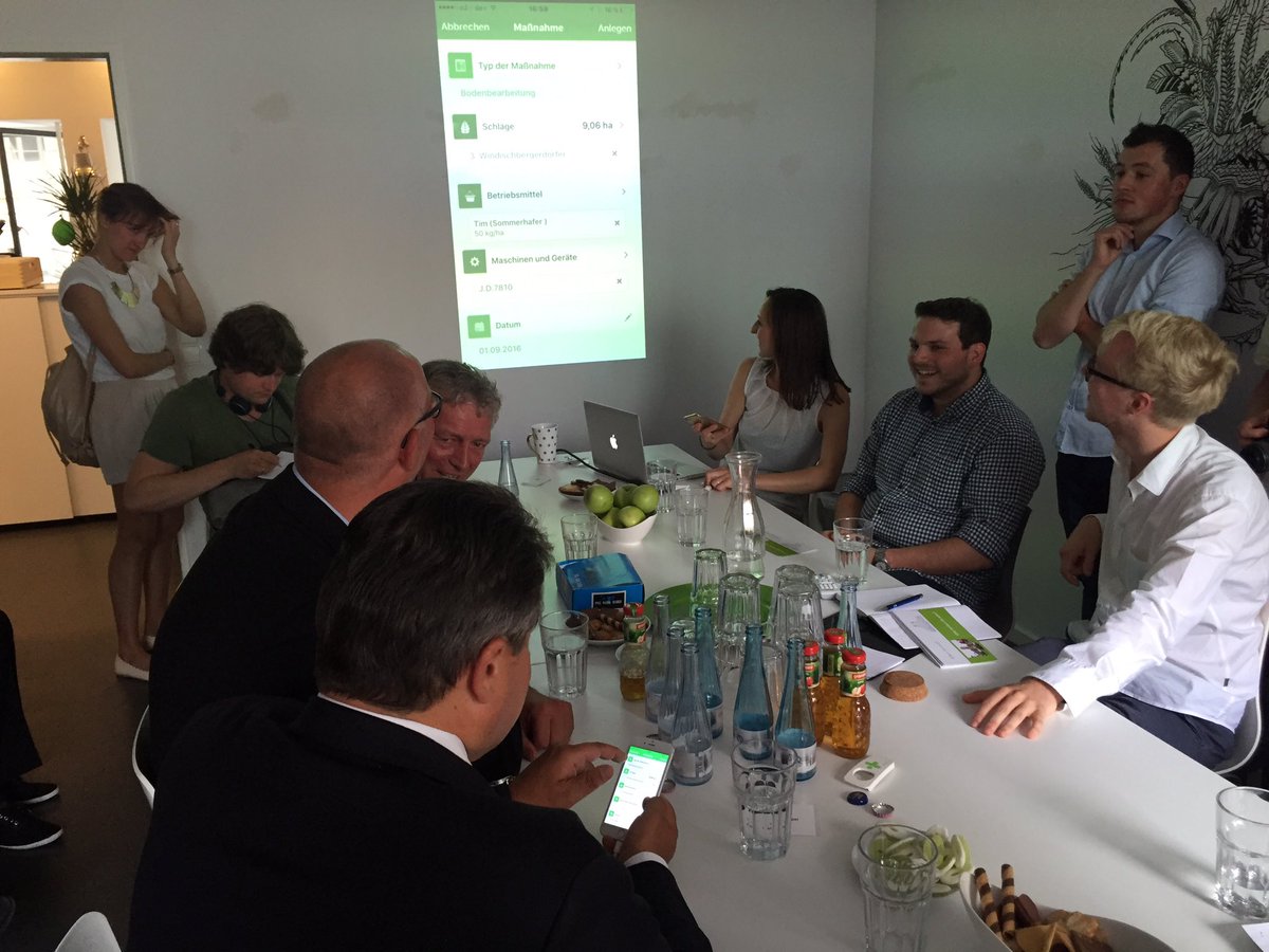 sigmargabriel's tweet photo. Mit @JanStoess bei @treckercom, #Industrie40 für #Landwirte: App hab ich getestet, jetzt wird das Feld bestellt. 😉 https://t.co/W2UKTjzGLU