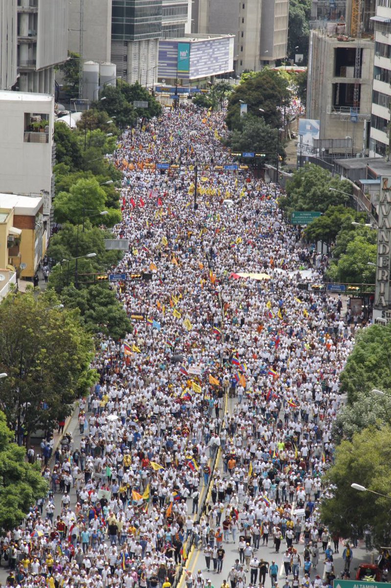 MaihenH's tweet photo. Esta son las imágenes que Maduro no quiere que el mundo vea. !Gloria al bravo pueblo! #1S RT Y DIFÚNDELA. https://t.co/Vn7rNUUtbn