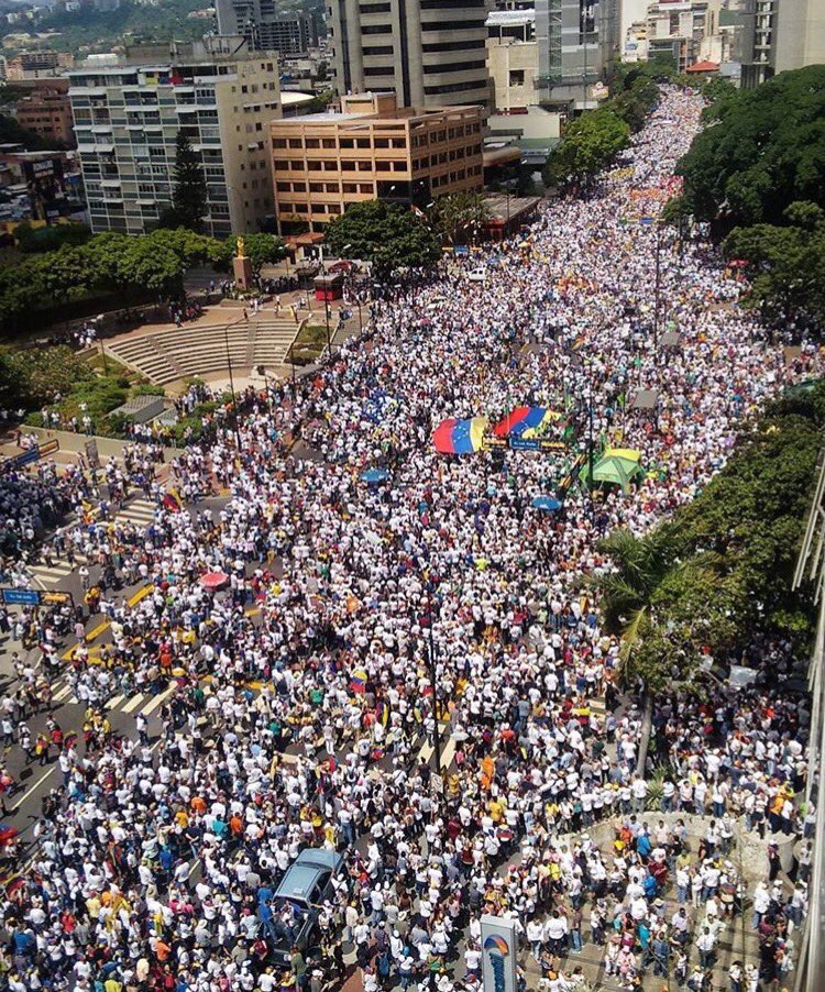 Javierito321's tweet photo. Me parece que las autopistas de Caracas se quedaron cortas para el gentío que rechaza este gobierno

#TomamosCaracas https://t.co/atoF965EkT