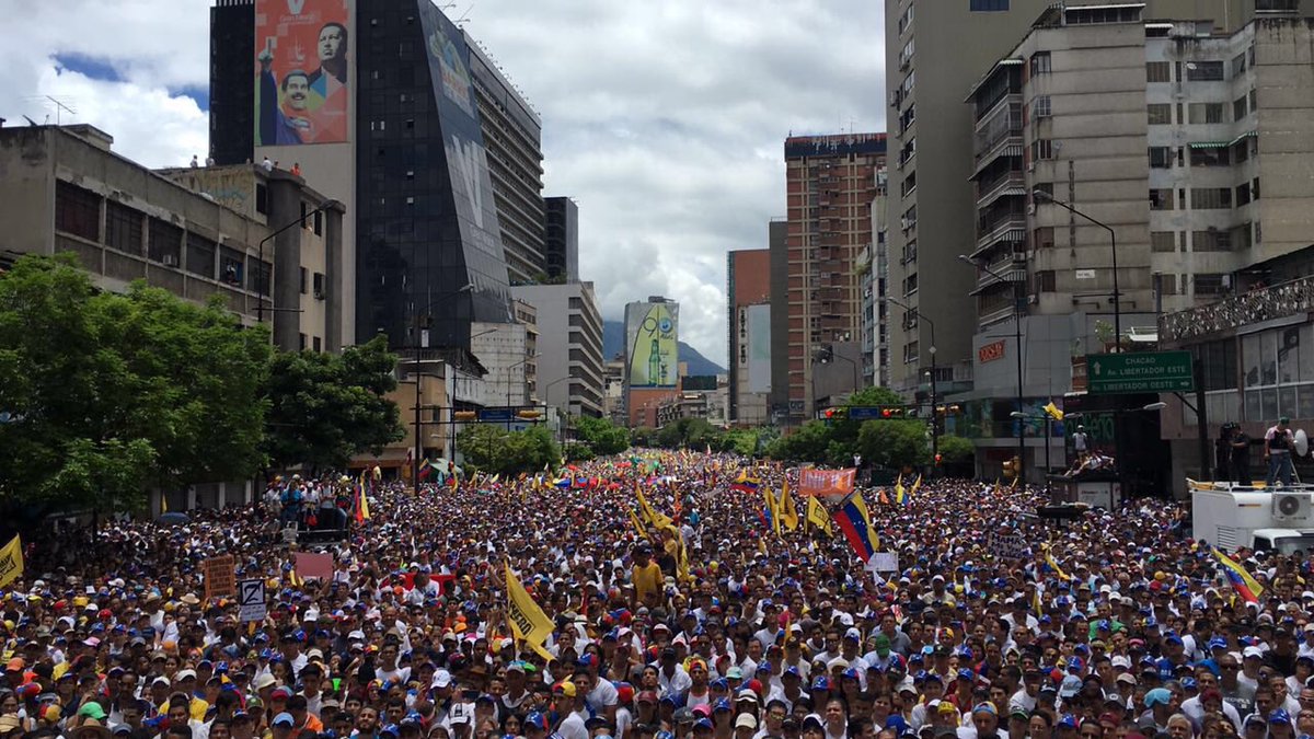#AlMomento la Av. Francisco de Miranda! En minutos nos detendremos a cantar el himno nacional! Vía <a href="/ATodoMomento_/">A Todo Momento</a>