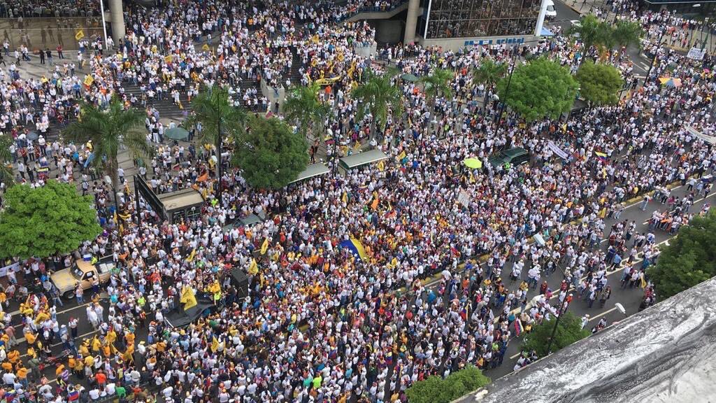 OscarNavas's tweet photo. ¡Gente, gente y más gente comprometidas con rescatar su LIBERTAD! #1SeptReclamoDeLibertad https://t.co/1uDKQuV6N4
