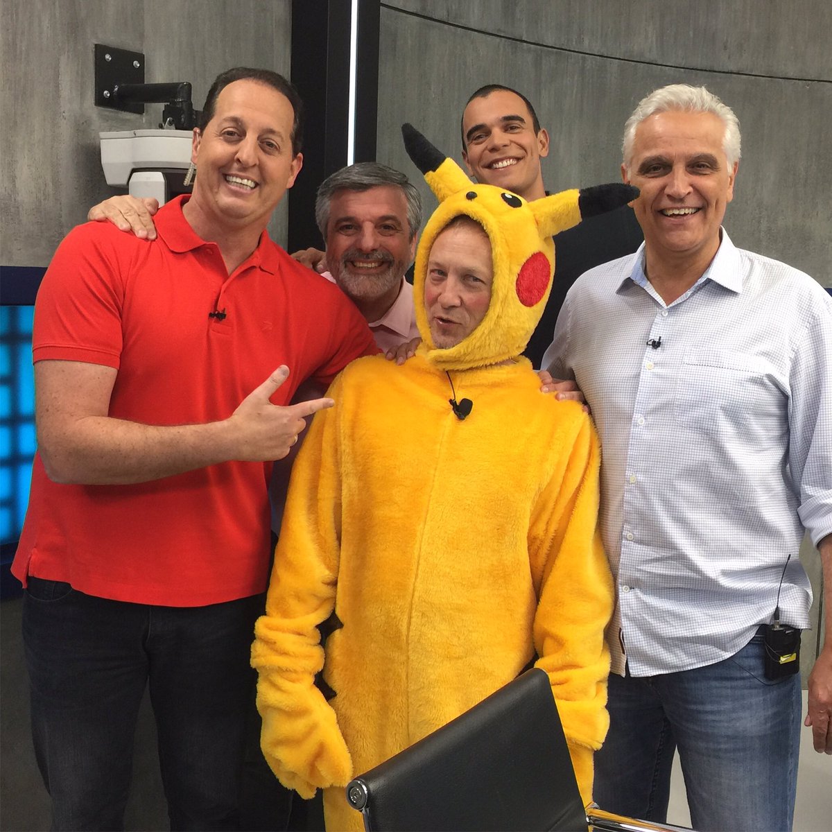 benjaminback's tweet image. Olha aí torcida do Flamengo o Flavinho pagando a aposta!!' Chupaaaa Flavinho kkk #fsradiobrasil #pokemonnofoxsports