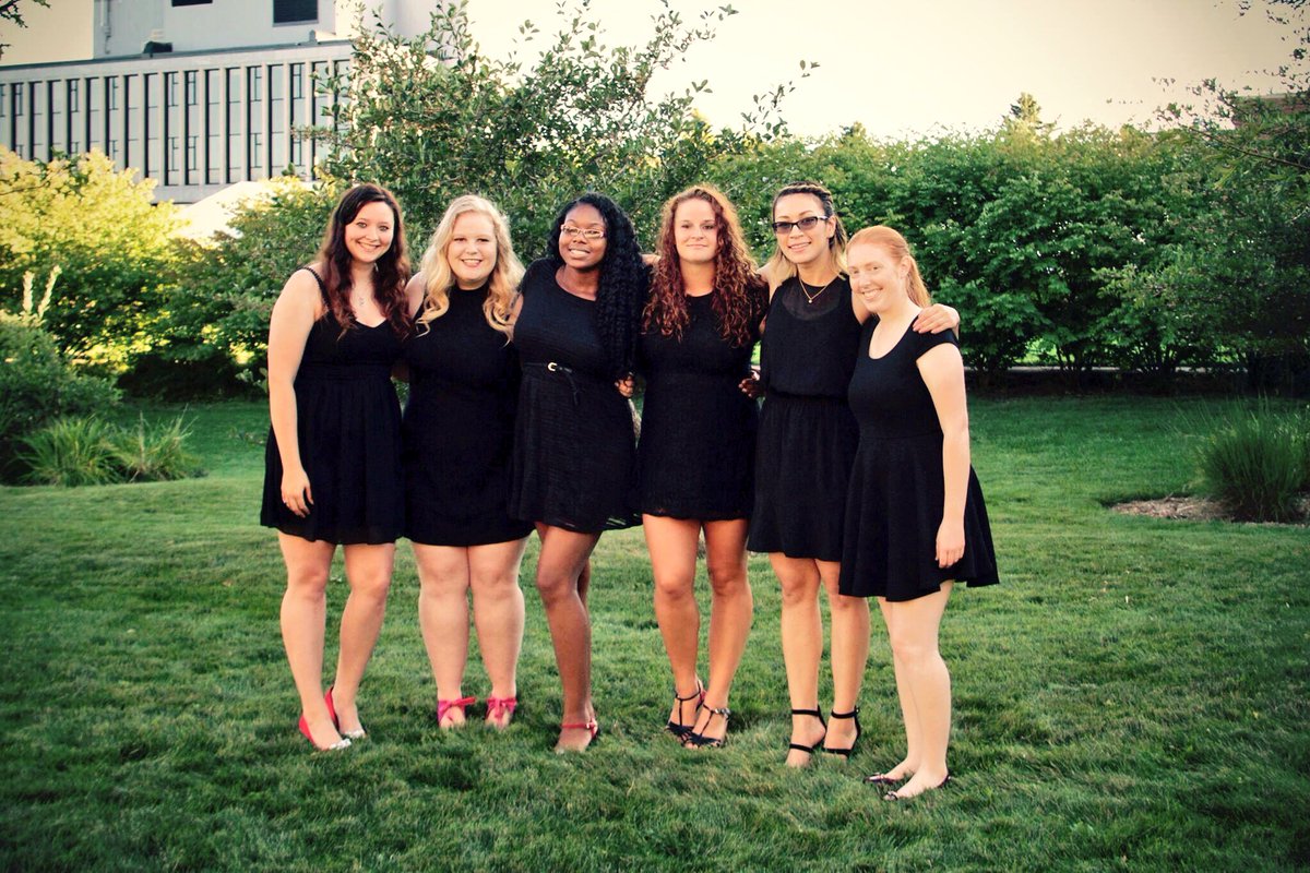 d_midence's tweet photo. Had a great time taking pictures with these ladies!! @kappaxidelta https://t.co/5aJssOq7FJ