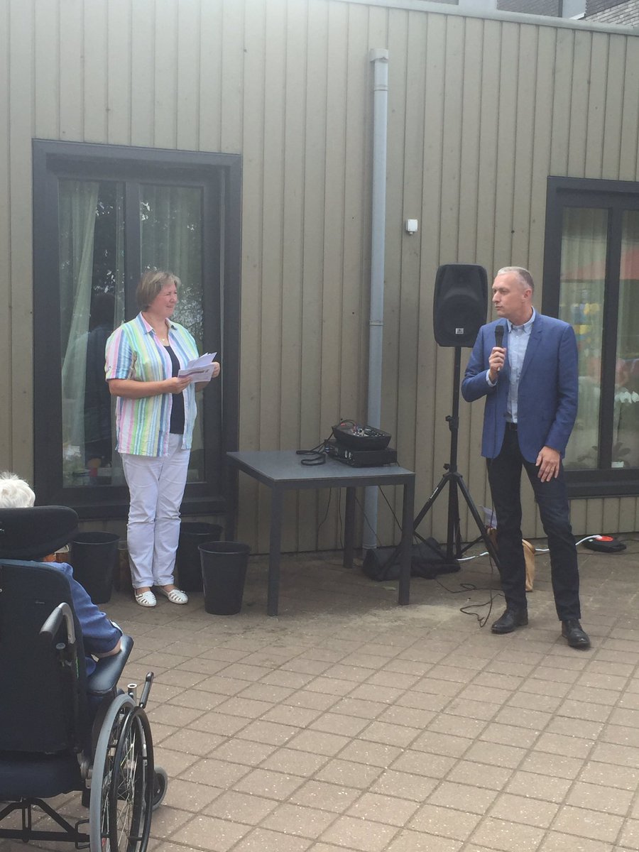 #Meandergroep Zuid Limburg. Collega Roger Ruijters feliciteert #Laethof met lustrum