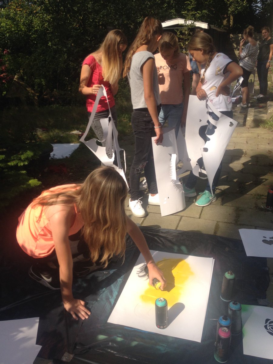 Robotje's tweet photo. Iconoclash is van start gegaan met de eerste workshop stencil graffiti, Insula College. #BSWSDordrecht #Iconoclash https://t.co/NNifWhAL2Q
