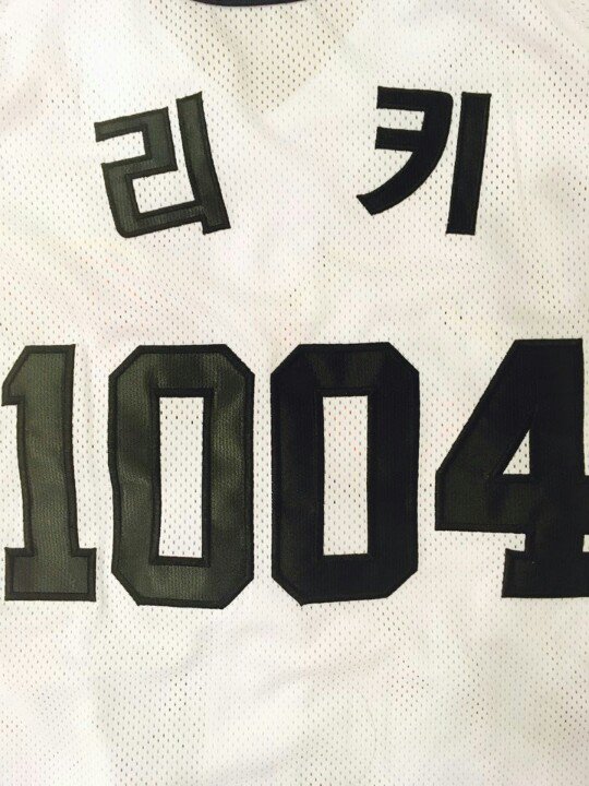 TEEN_TOP's tweet photo. 틴탑 등에 딱 붙은 천사! 내일 틴탑♥엔젤 함께 즐거운 시간을 보내보아요♬ https://t.co/tYr8zcFf0D