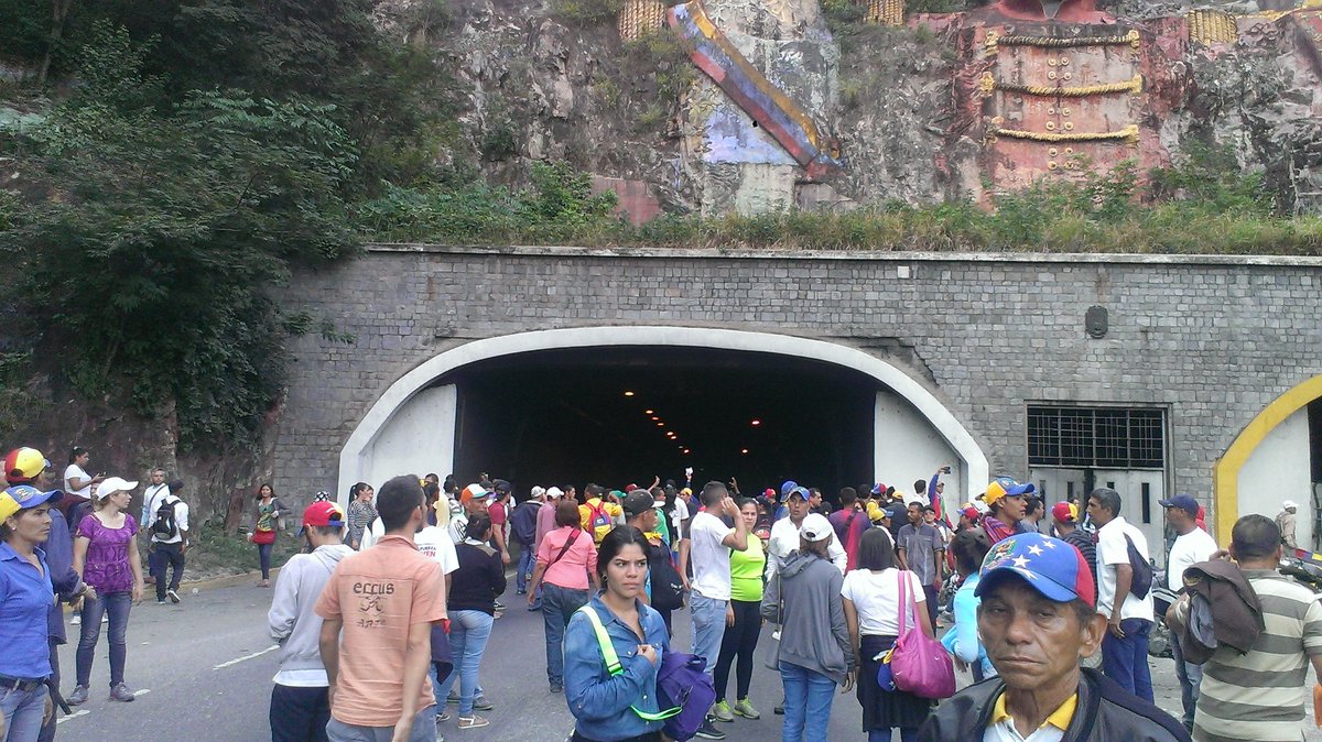 danielantequera's tweet photo. El piquete de seguridad para pasar el tunel La Cabrera, no fue barrera para seguir hacia Los Ocumitos. #1S #Vzla https://t.co/DcSNINOwO0