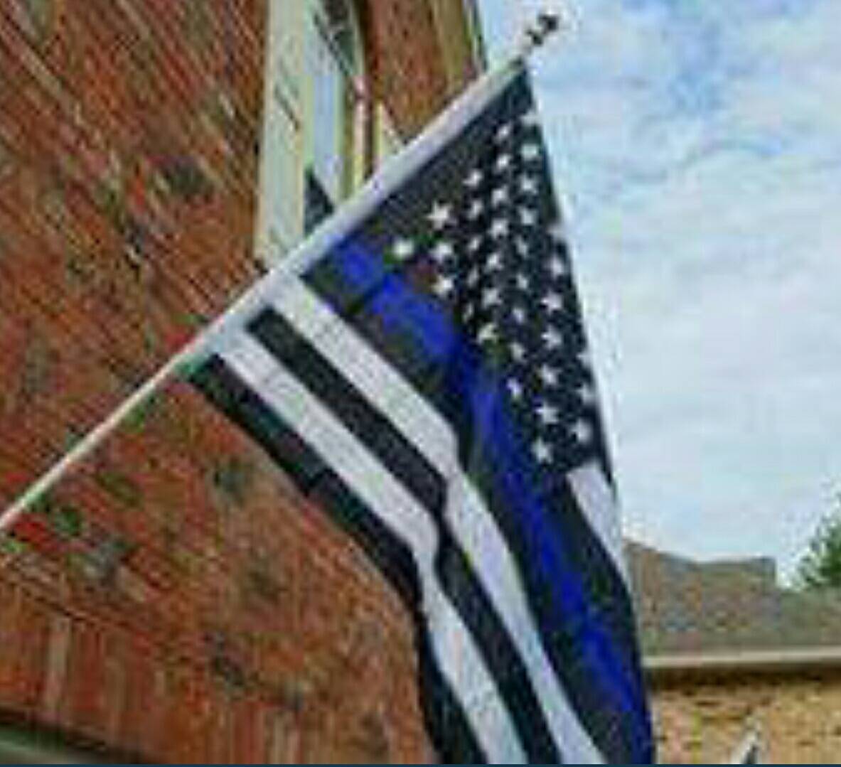 BlueAlertUs's tweet photo. Homeowner told to remove "noxious &amp; offensive" pro-police flag https://t.co/QJOwChRCYc That's why I hate HOAs https://t.co/5DttctOB5m