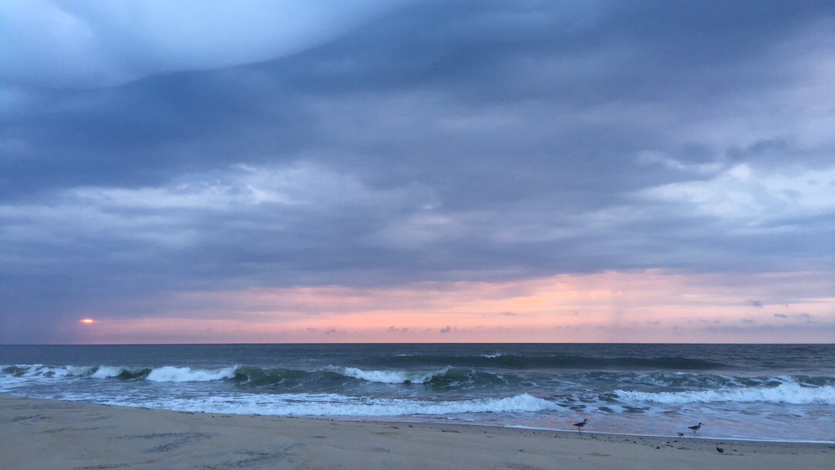 Emjay1028's tweet photo. #Cloudy #sunrise this morning. #ViewFromMorningRun #Vacation #Chincoteague #VA #Virginia #Stormy #RoadToSixPointTwo https://t.co/xXYUP3GSum