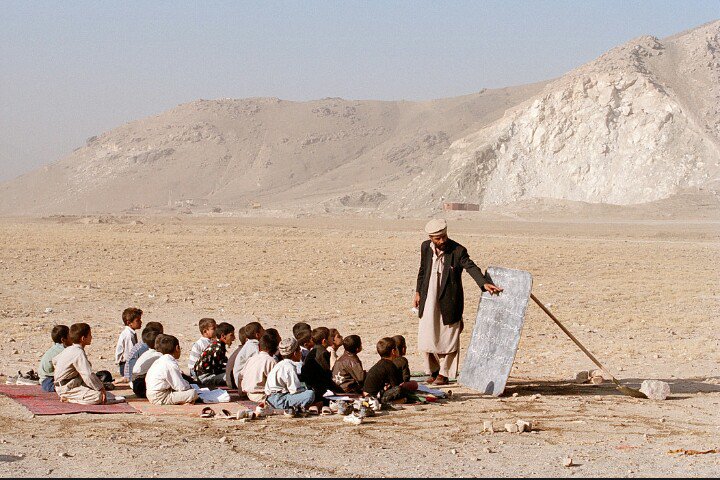 Ben öyle bilirim ki yaşamak,
Berrak bir gökte çocuklar aşkına savaşmaktır..

//İsmet Özel