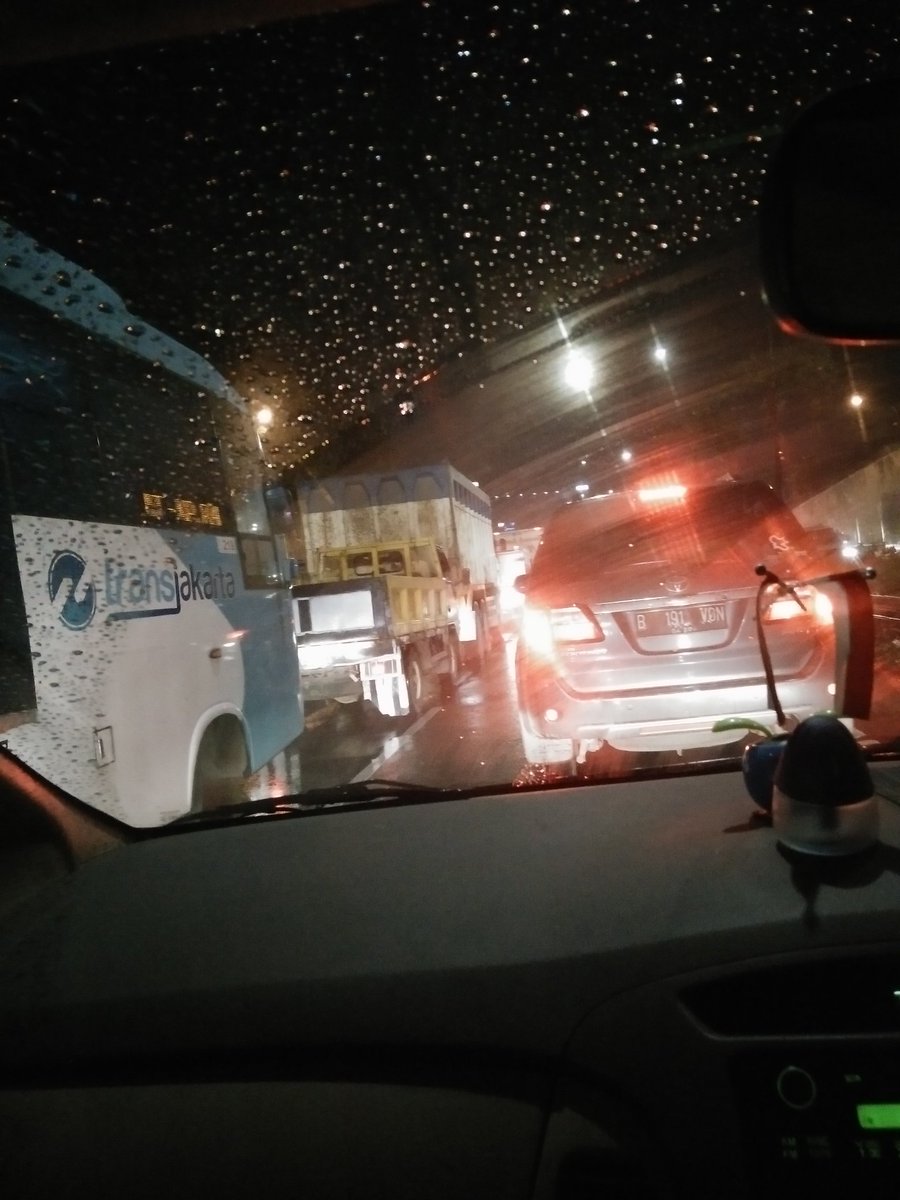 lexmanroe's tweet photo. @TMCPoldaMetro Tol JORR Cawang arah P.Indah, macet cet cet ceet..cenderung tidak bergerak.Cuaca gerimis mengundang.. https://t.co/s8gEJcyxfj