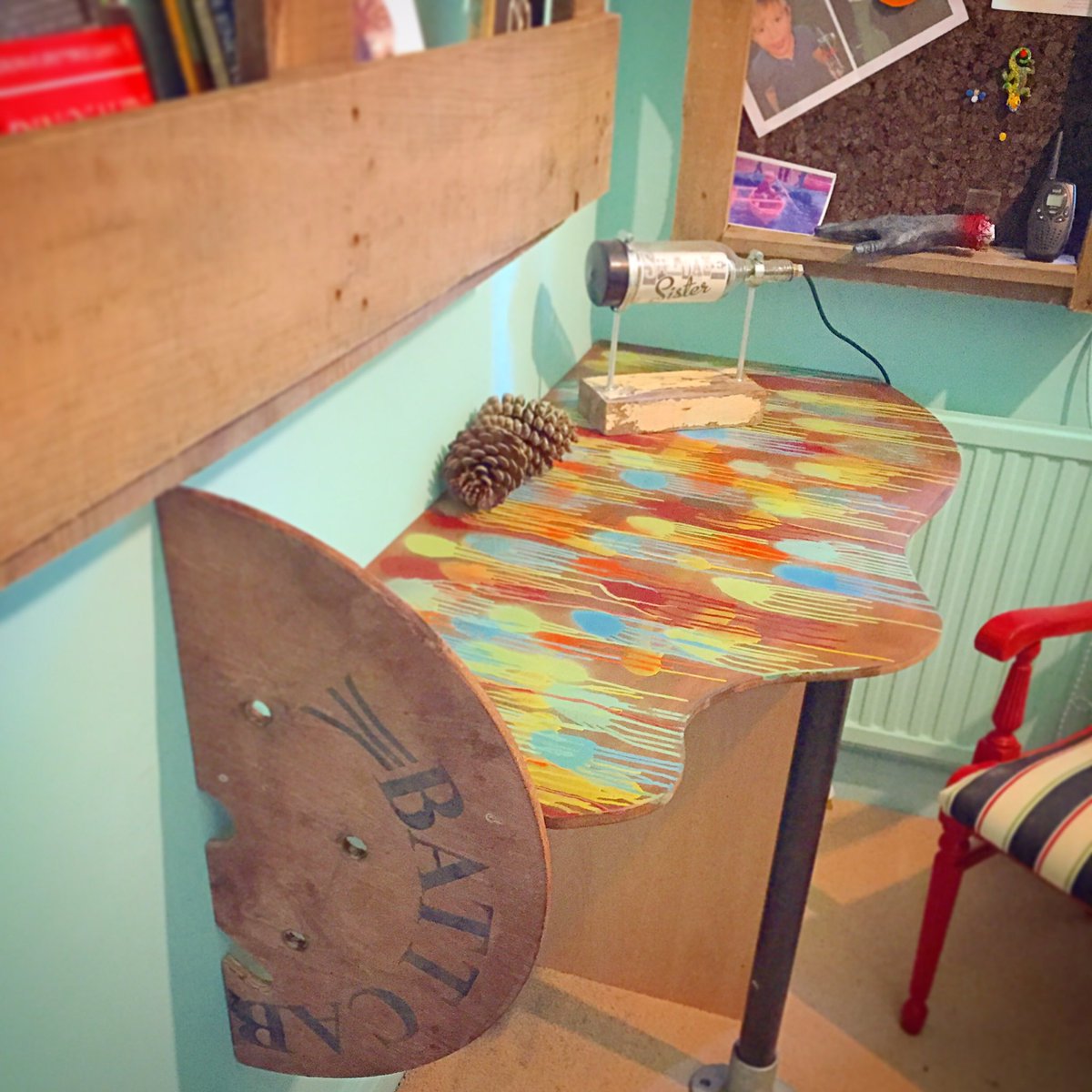 CharisWilliams's tweet photo. Little desk I threw together for my favourite little man! #madefromscrap #reuse #upcycled #reclaimed #skipdiver https://t.co/6IRriwAgkq