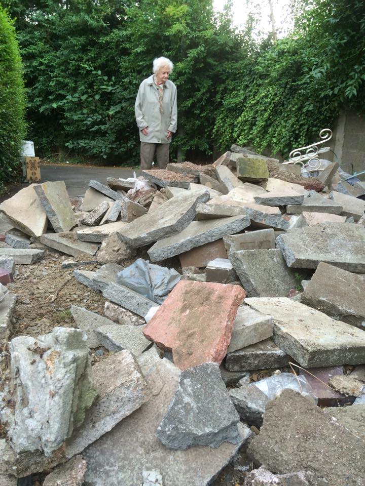 What builder in #Edinburgh would dump this lot beside my mums house ?
Hope she doesn't have a fire
<a href="/fmbuilders/">FMB: Master Builders</a>