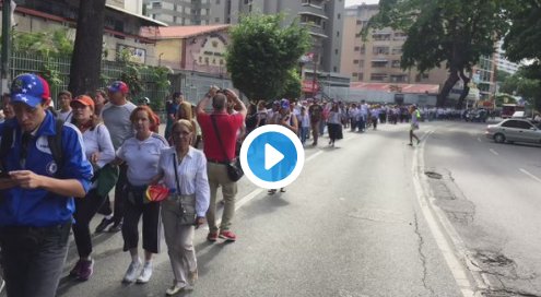 sumariuminfo's tweet photo. #AHORA Vecinos llenan la avenida Páez rumbo la #TomadeCaracas - https://t.co/w9TVXv2oet https://t.co/jdSfSg4jEL