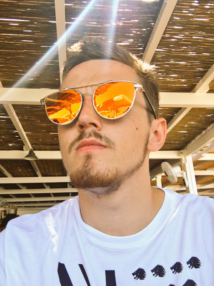 Syndicate's tweet image. Man I thought Oakley's were reflective as fuck! This persons glasses are like mirrors! 😎