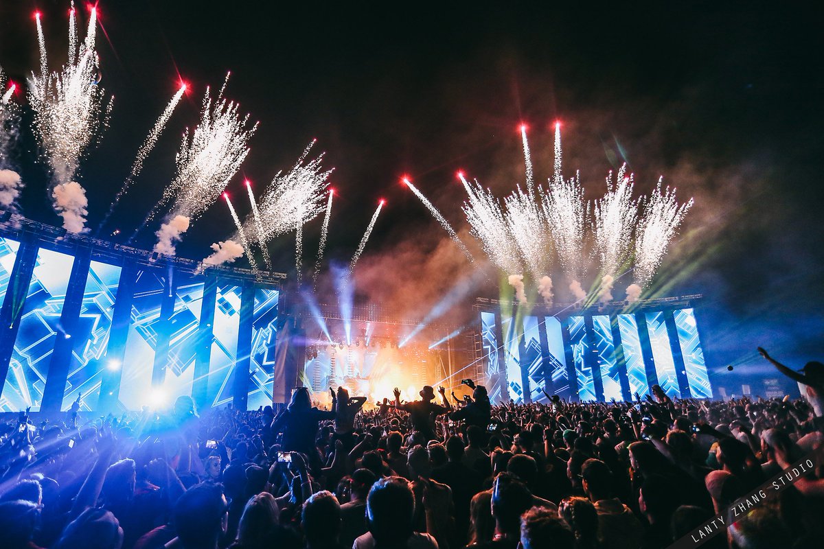 LantyZhang's tweet photo. #GigCapture 075 - @CalvinHarris closing Arc Stage at @Creamfields 2016 https://t.co/yIo6nTcw3Y