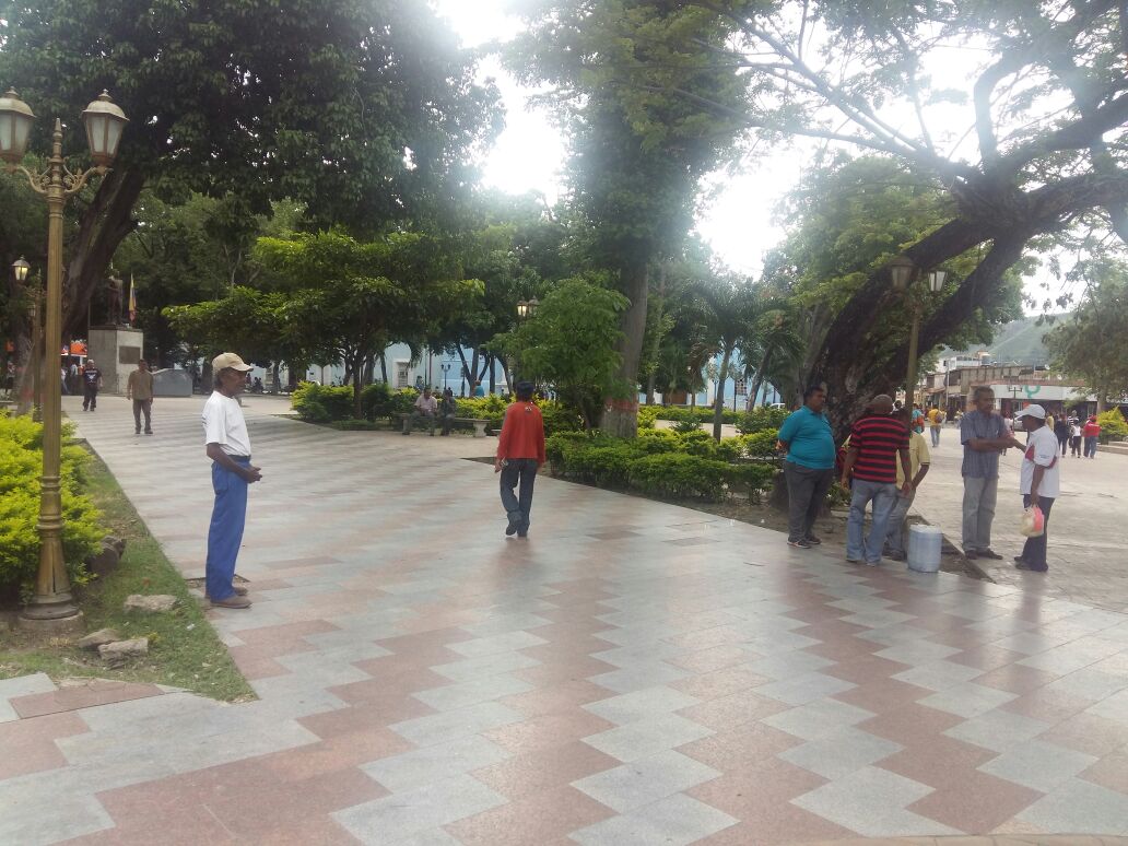 PsuvMarino's tweet photo. En total tranquilidad se permanece la Plaza #SantiagoMariño ubicada en el #CascoTurmero #ChavismoQuierePaz https://t.co/nd74znycoa