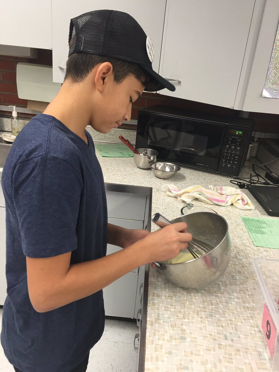 LHS_MrsJeske's tweet image. Egg Yolk➡️Mayo➡️Homemade Ranch #emulsifications #CulinaryBasics #LeydenPride #WeDoScience #LHSFACs 🍳