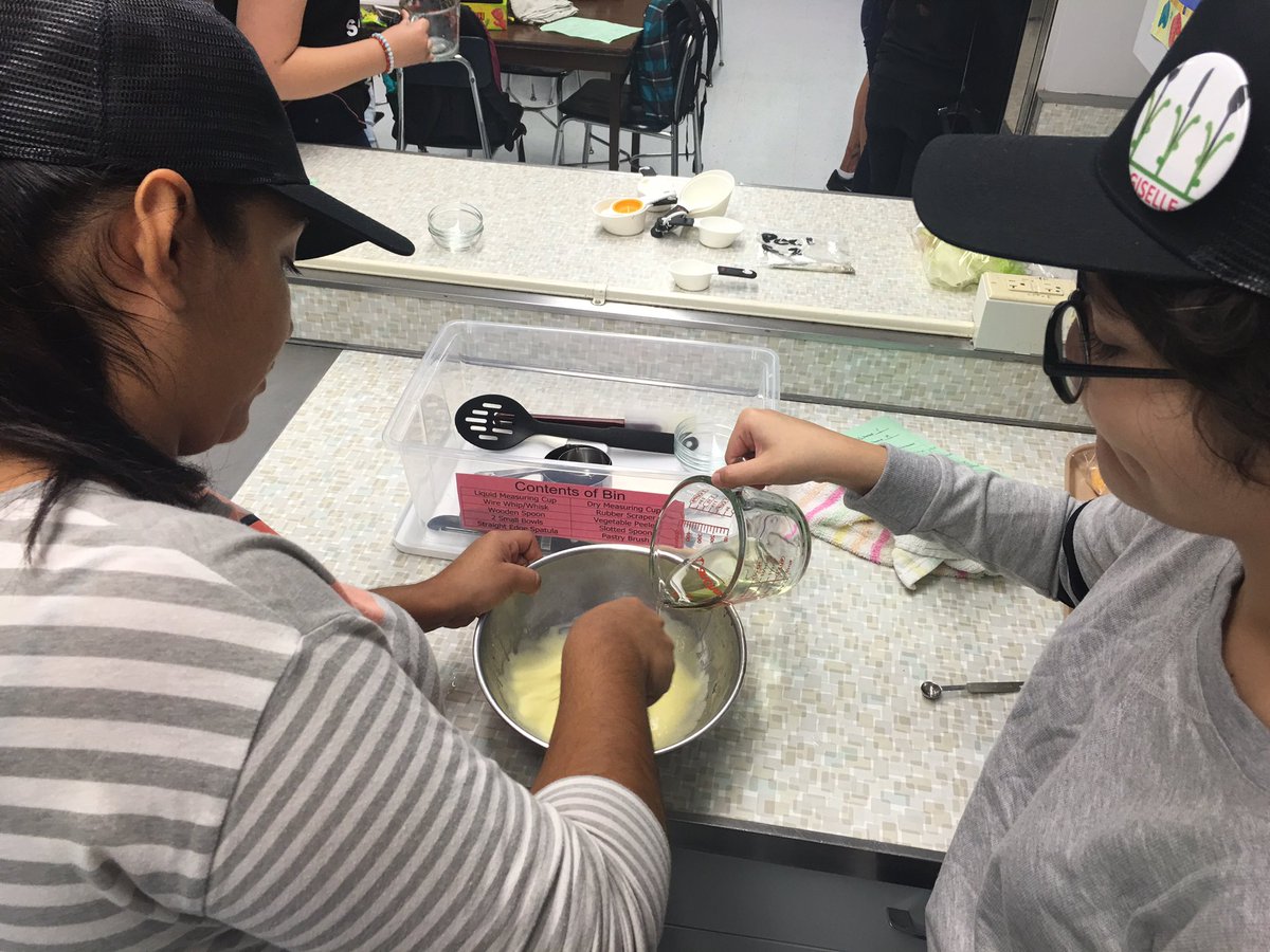 LHS_MrsJeske's tweet image. Egg Yolk➡️Mayo➡️Homemade Ranch #emulsifications #CulinaryBasics #LeydenPride #WeDoScience #LHSFACs 🍳