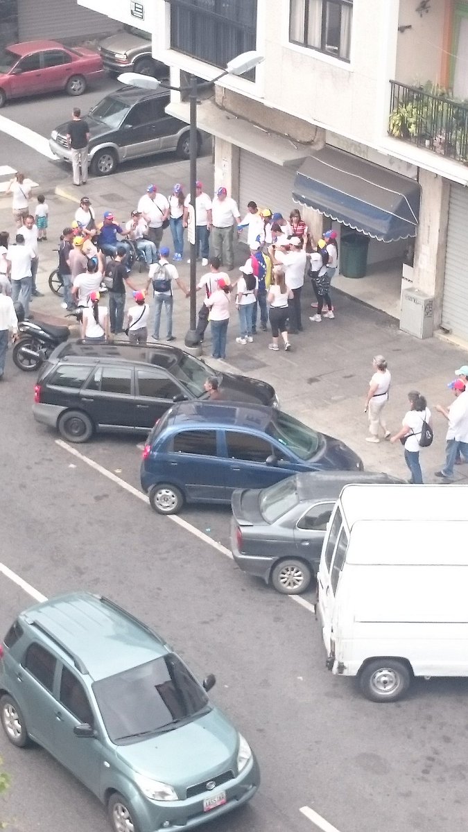 #1S 9:53 am Orando por Nuestra Venezuela #TomadeCaracas   - @madolyn