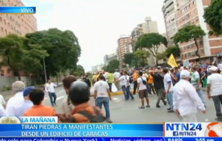 NTN24's tweet photo. #EnVIVO Lanzan piedras a manifestantes desde edificio de Misión Vivienda en Caracas https://t.co/DUIUG6E2dJ https://t.co/ZyubEhAORA