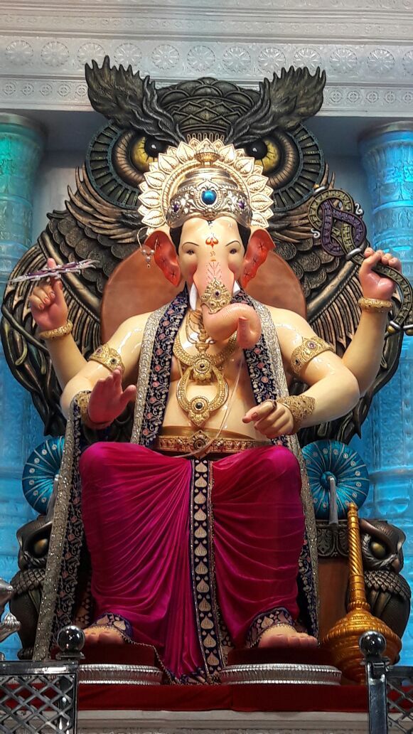 MumbaiTimesMT's tweet photo. #बाप्पा_मोरया लालबागच्या राजाची पहिली झलक 
#LRVA 
@MumbaiTimesMT @pravinmulyeMT https://t.co/HhqQSUlFwG