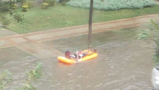 Lubbock flooded yesterday, and Texas Tech students turned it into sports: sbnation.com/2016/9/1/12744…