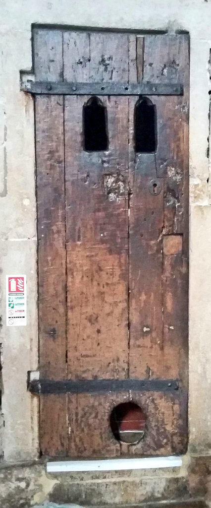 beckyclark83's tweet image. Does this #medieval door @ExeterCathedral have the world's earliest #cat flap? The people want to know.