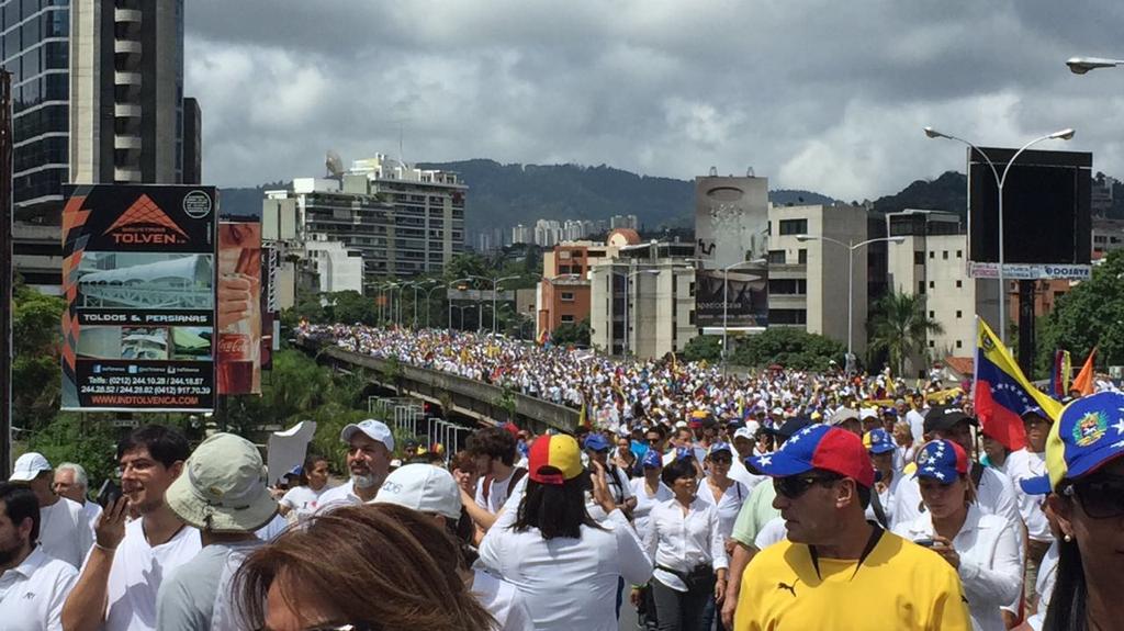 AlfonsocaroVe's tweet photo. GNB impide paso a Las Mercedes, pueblo decide ir a la autopista. #1SeptReclamoDeLibertad https://t.co/TSCchLFyiR