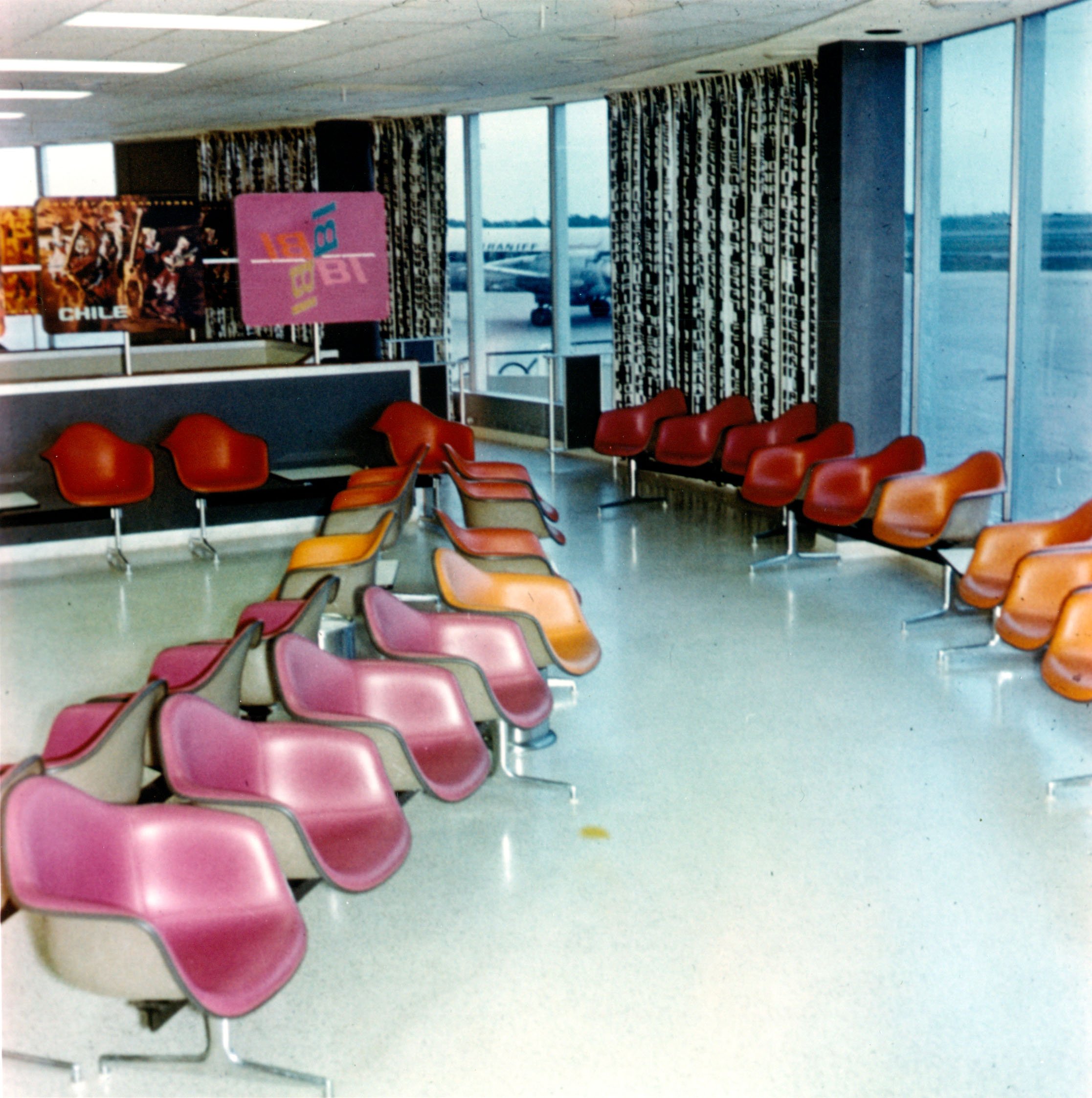 Herman Miller on "Alexander Girard redesigned the flying experience Braniff International in 1965. Pictured is a lounge c. 1967. https://t.co/J98RrihcrR" / X