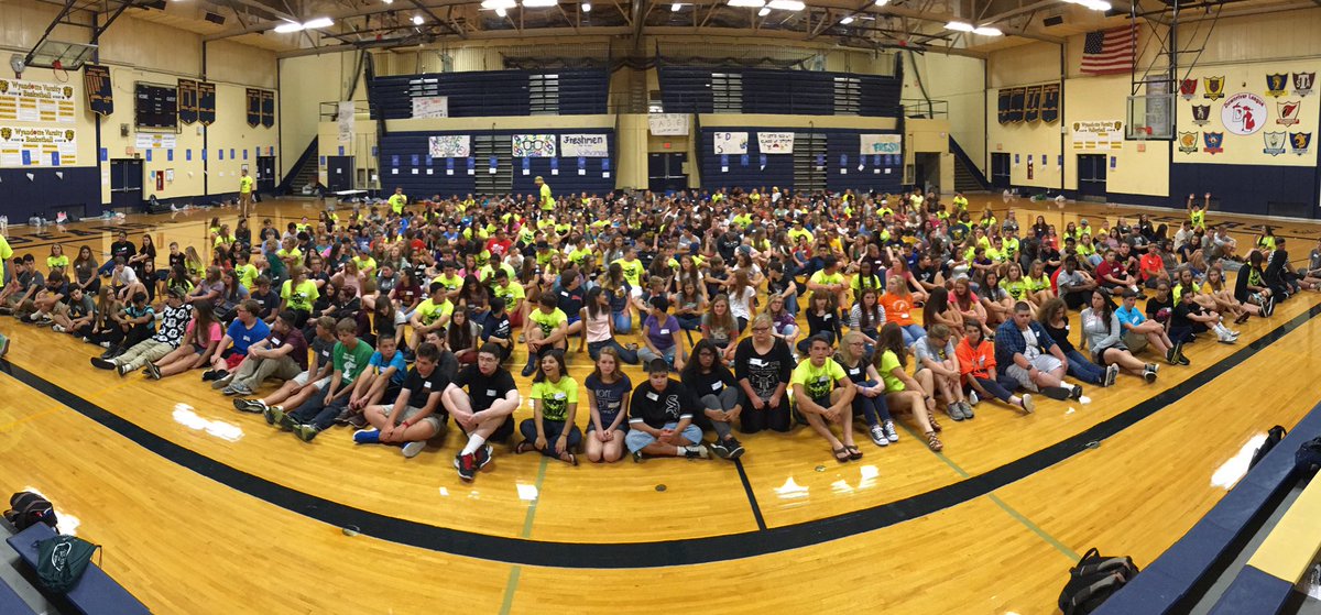 Room with a view!  This is what 350 freshmen look like!! #goingbig #linkcrew 🐻💙💛