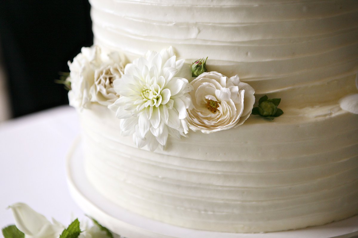 GlowEventDesign's tweet image. Simple, yet perfect! 
Photo: Verité Photography 
Cake: The Whole Cake