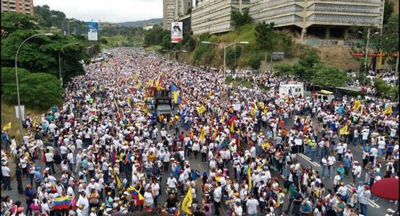 eliasayegh's tweet photo. #TomamosCaracas y la llenamos y ellos no puedo llenar la Av. Bolívar. ¡Llego el momento del cambio! #Revocatorio2016 https://t.co/wunXzPD25L