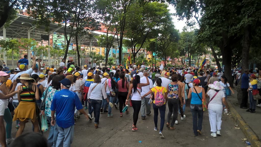 Notilatinos's tweet photo. El pueblo venezolano salió a la calle #SinMiedo un mar de gente llenó las calles de Caracas https://t.co/8WMtzrQnVF