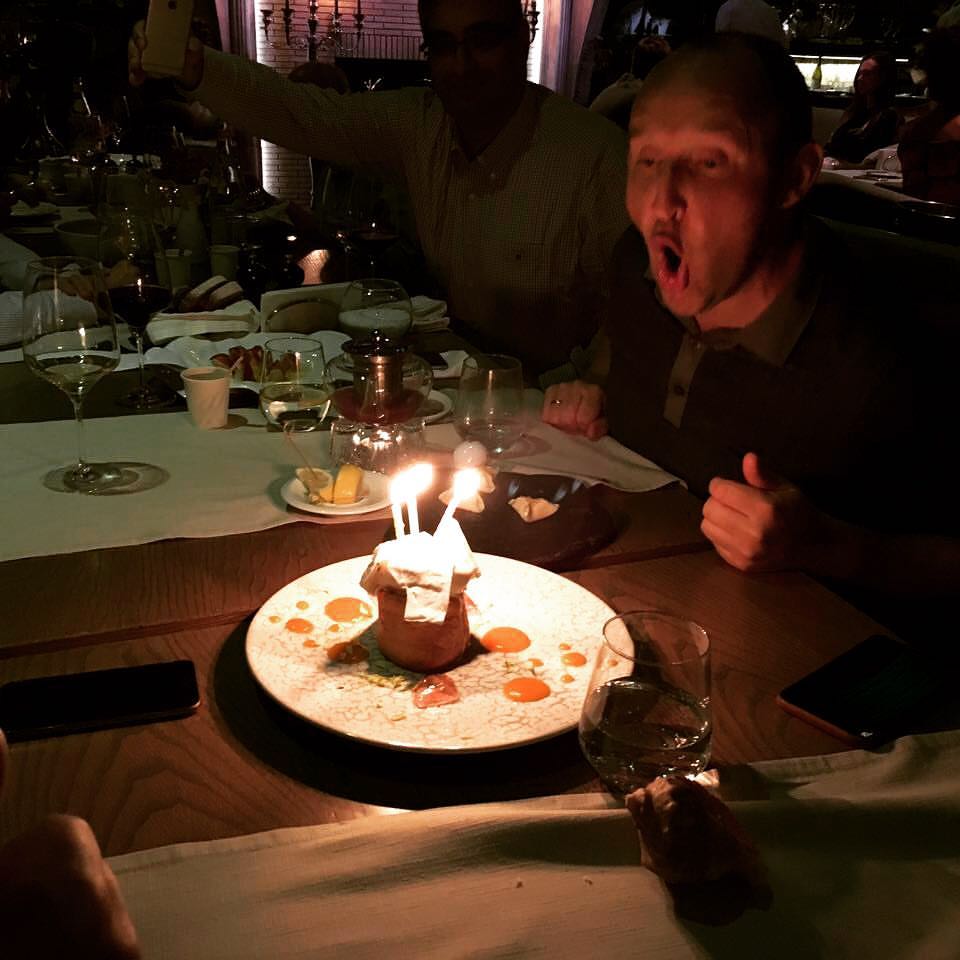 Задуваю свечи на маленьком торте – лицо, конечно, получилось забавным, но что есть, то есть #этобилайндетка