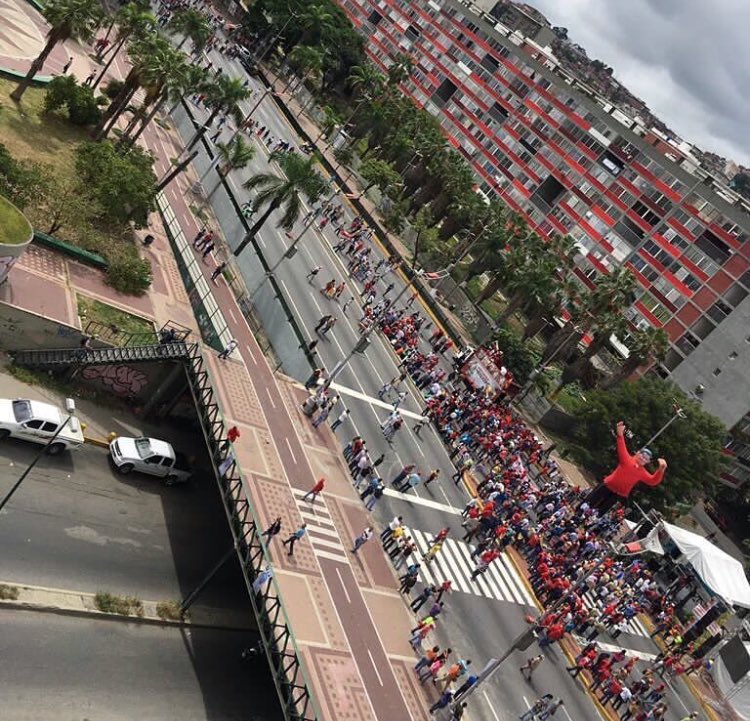 Javierito321's tweet photo. -Somos revolucionarios, somos mas..
-Mas que? Pelabolas? 
- https://t.co/y2i3aDVR9A
