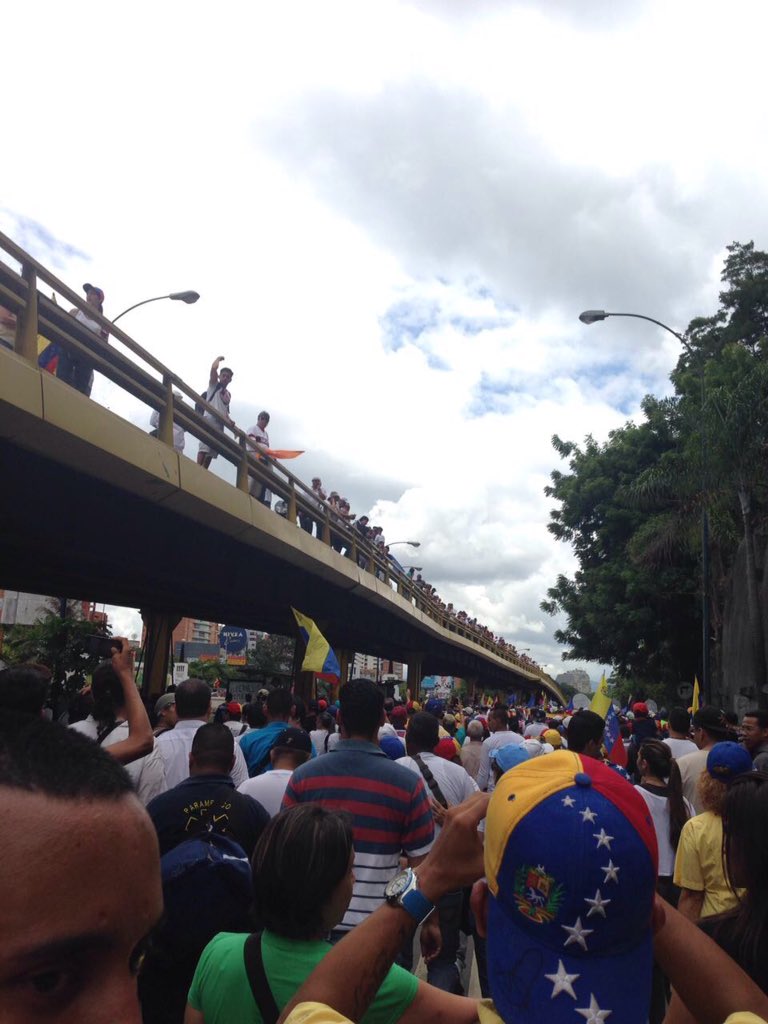 VoluntadPopular's tweet photo. La calle está hablando y habla claro y raspao #VzlaRevocaEnLaCalle https://t.co/CTRnWonN93