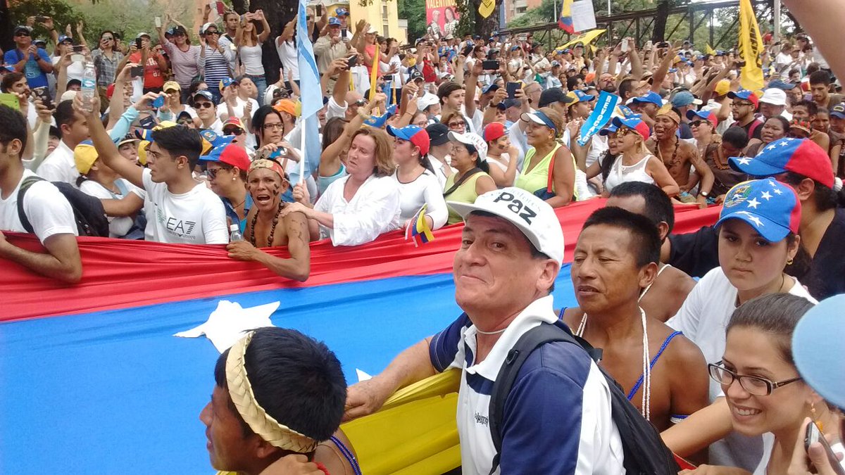 unidadvenezuela's tweet photo. Nuestros indígenas dieron el ejemplo.Ellos sortearon durante 6 días los obstáculos dl régimen y hoy dicen ¡presente! https://t.co/ndQkBkqoqF