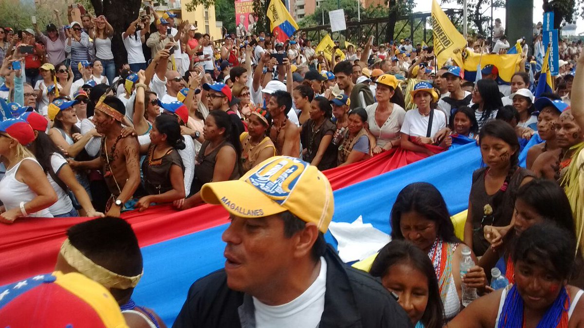 unidadvenezuela's tweet photo. Nuestros indígenas dieron el ejemplo.Ellos sortearon durante 6 días los obstáculos dl régimen y hoy dicen ¡presente! https://t.co/ndQkBkqoqF