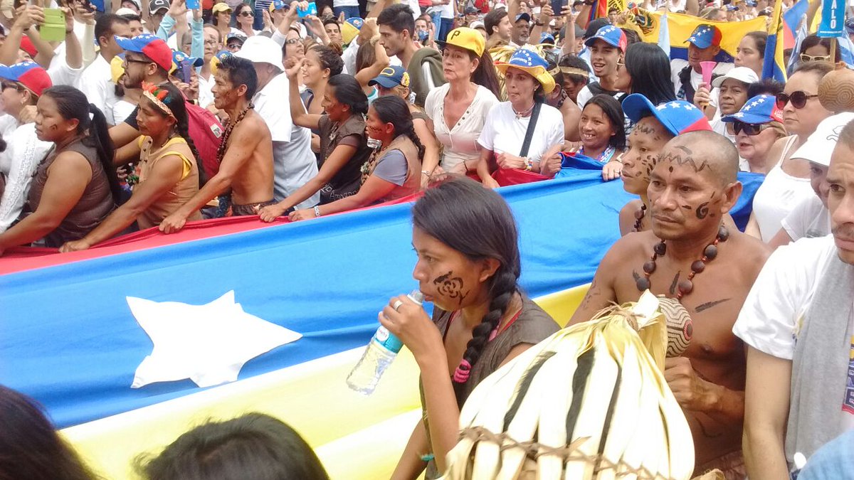 unidadvenezuela's tweet photo. Nuestros indígenas dieron el ejemplo.Ellos sortearon durante 6 días los obstáculos dl régimen y hoy dicen ¡presente! https://t.co/ndQkBkqoqF
